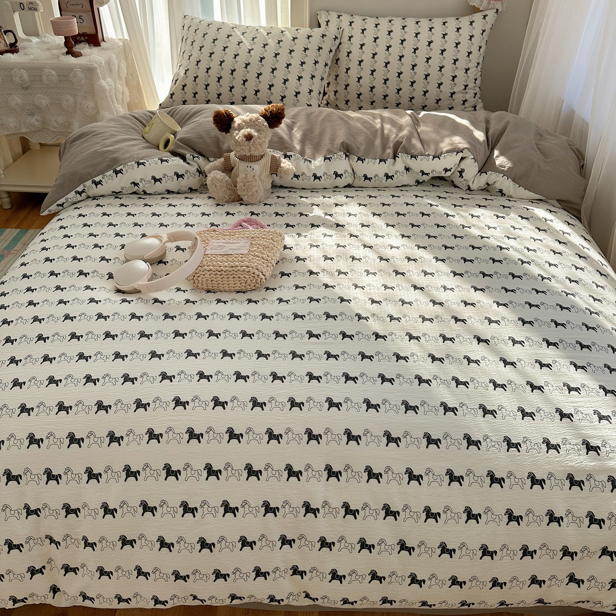 91家纺网 家纺一手货源 找家纺 初念 2025新款敲可爱的奶呼呼云感双层纱简约四件套系列超级治愈~ 木马