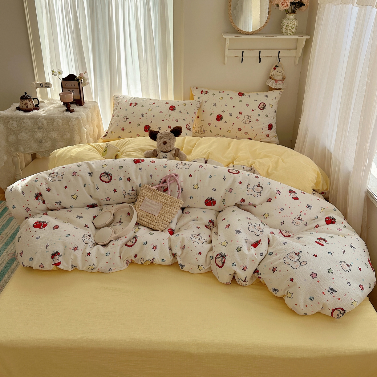 91家纺网 家纺一手货源 找家纺 初念 2025新款敲可爱的奶呼呼云感双层纱简约四件套系列超级治愈~ 苹果小怪