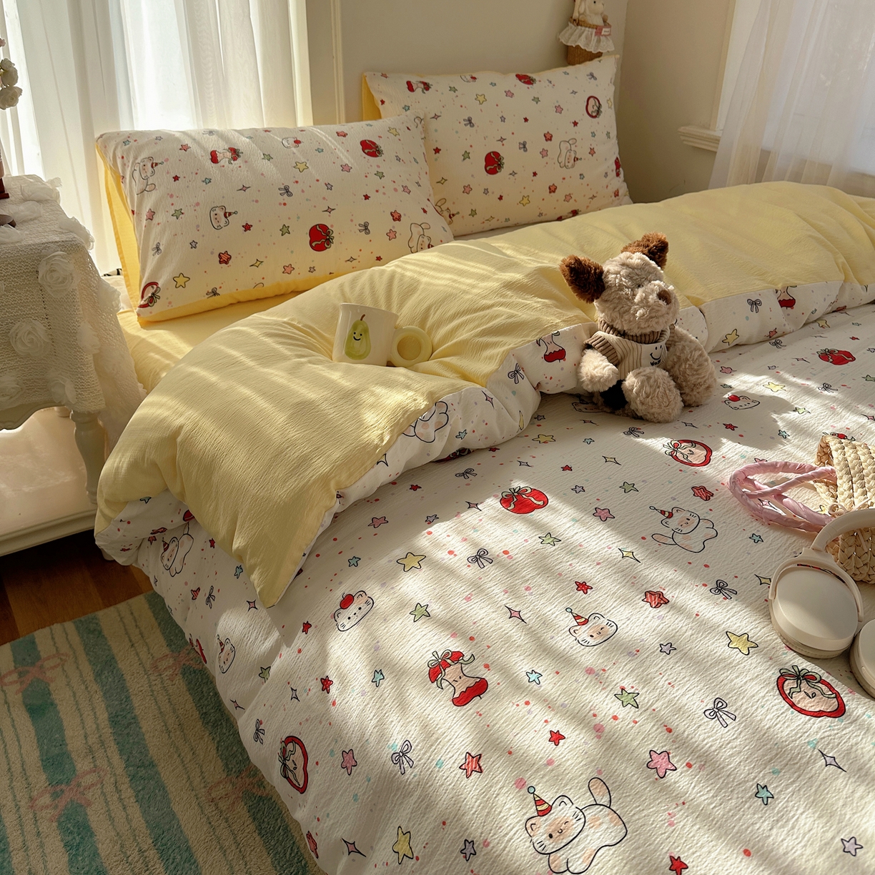 91家纺网 家纺一手货源 找家纺 初念 2025新款敲可爱的奶呼呼云感双层纱简约四件套系列超级治愈~ 苹果小怪