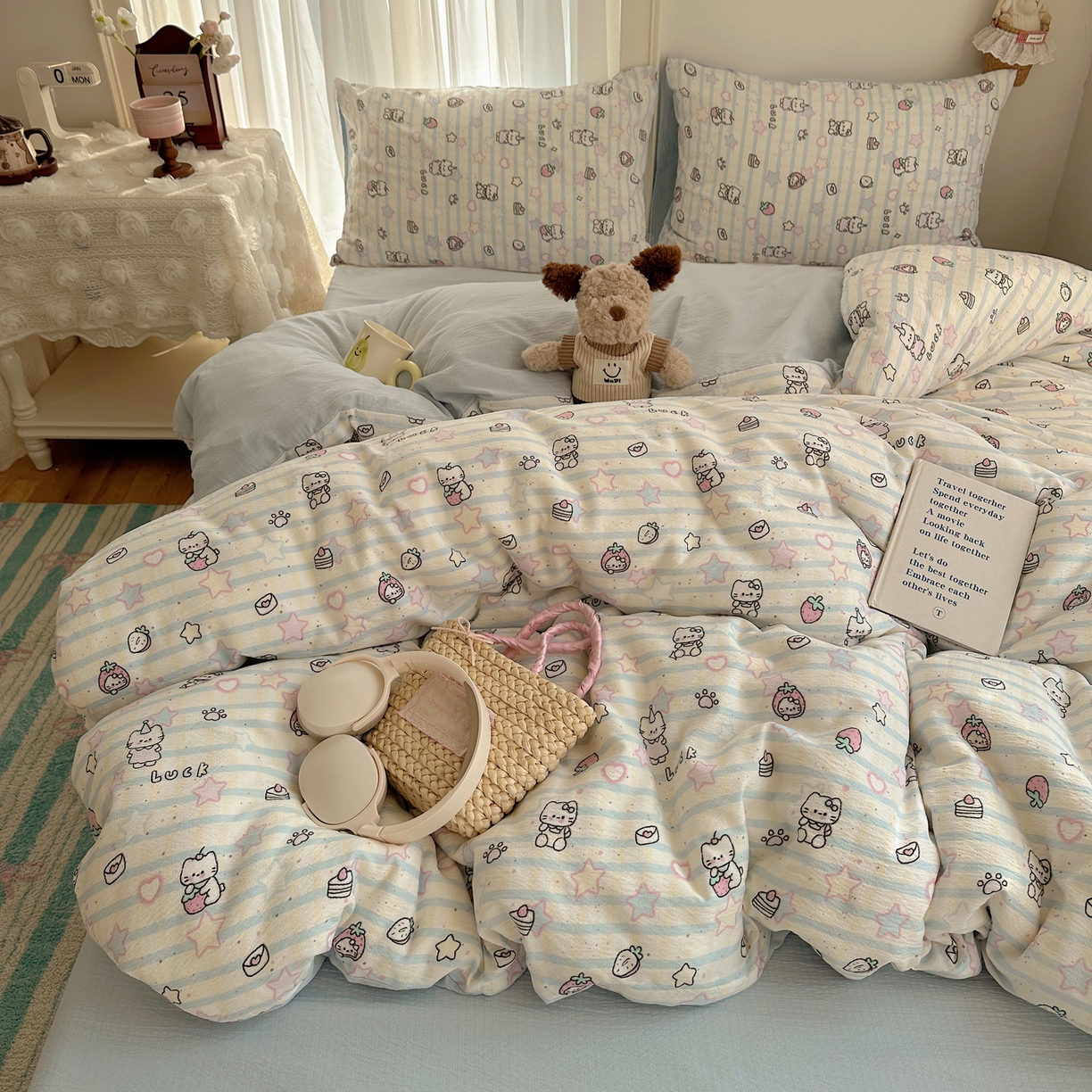 91家纺网 家纺一手货源 找家纺 初念 2025新款敲可爱的奶呼呼云感双层纱简约四件套系列超级治愈~ 切块草莓猫