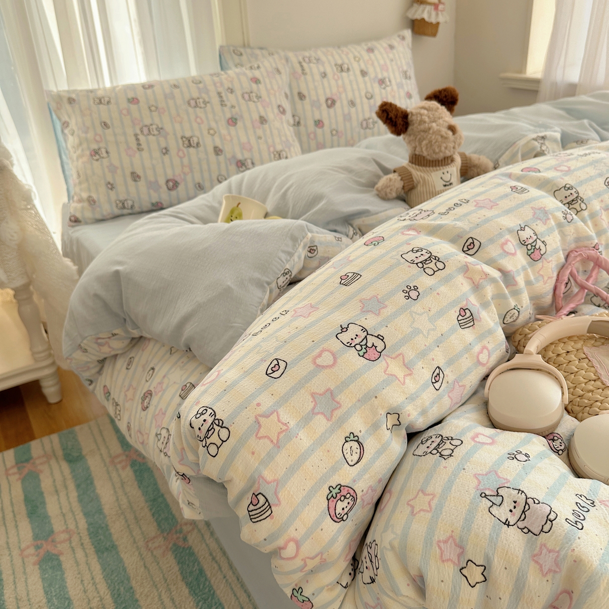 91家纺网 家纺一手货源 找家纺 初念 2025新款敲可爱的奶呼呼云感双层纱简约四件套系列超级治愈~ 切块草莓猫