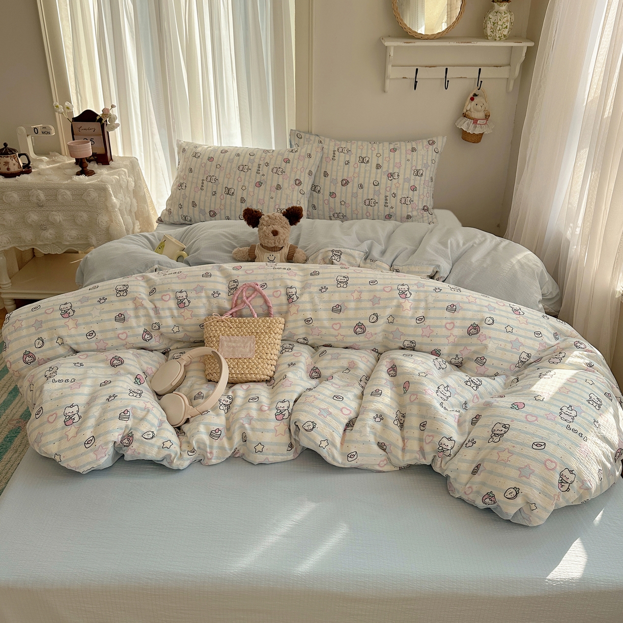 91家纺网 家纺一手货源 找家纺 初念 2025新款敲可爱的奶呼呼云感双层纱简约四件套系列超级治愈~ 切块草莓猫