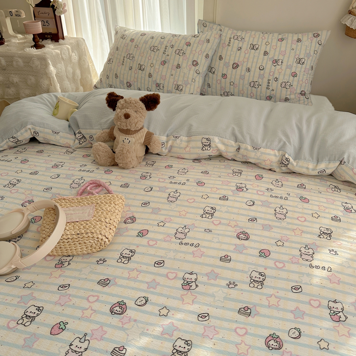 91家纺网 家纺一手货源 找家纺 初念 2025新款敲可爱的奶呼呼云感双层纱简约四件套系列超级治愈~ 切块草莓猫