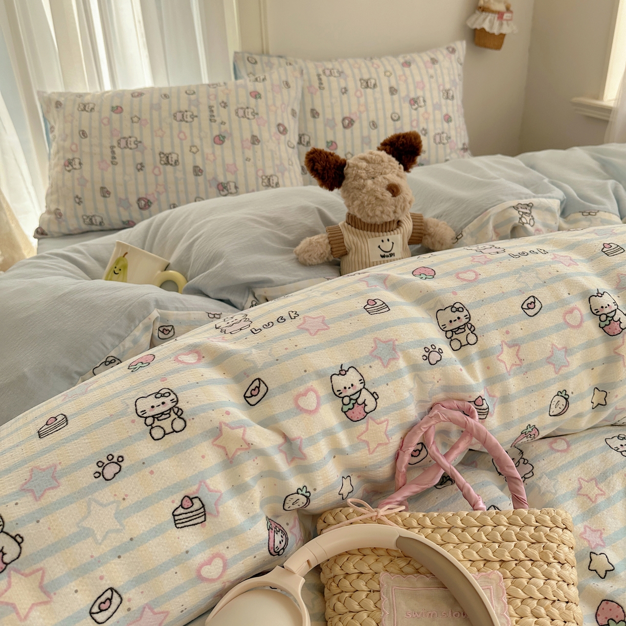 91家纺网 家纺一手货源 找家纺 初念 2025新款敲可爱的奶呼呼云感双层纱简约四件套系列超级治愈~ 切块草莓猫