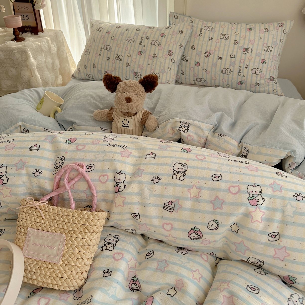 91家纺网 家纺一手货源 找家纺 初念 2025新款敲可爱的奶呼呼云感双层纱简约四件套系列超级治愈~ 切块草莓猫