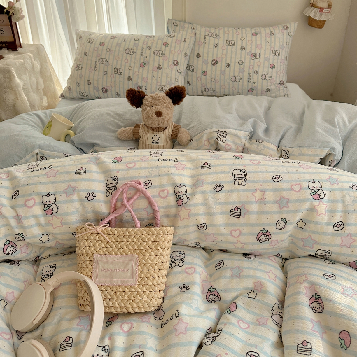 91家纺网 家纺一手货源 找家纺 初念 2025新款敲可爱的奶呼呼云感双层纱简约四件套系列超级治愈~ 切块草莓猫