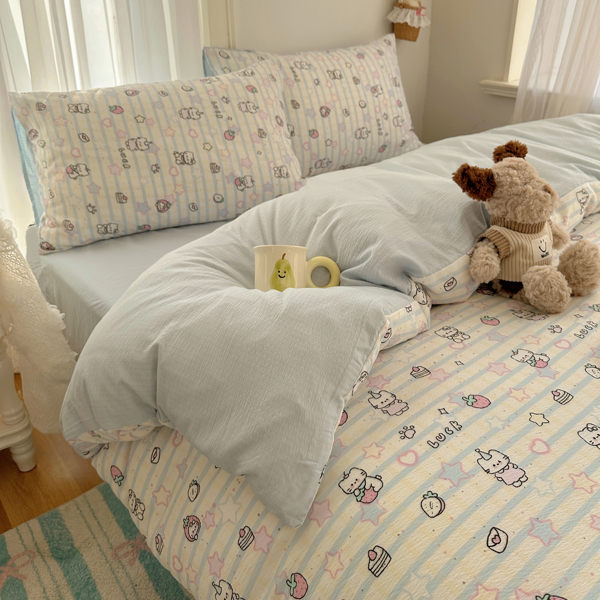 91家纺网 家纺一手货源 找家纺 初念 2025新款敲可爱的奶呼呼云感双层纱简约四件套系列超级治愈~ 切块草莓猫