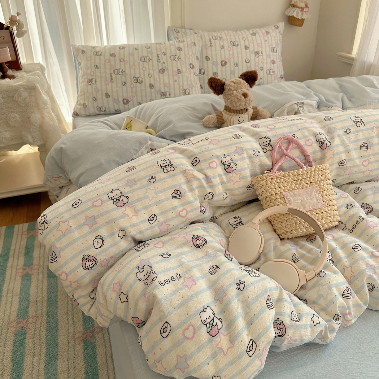 91家纺网 家纺一手货源 找家纺 初念 2025新款敲可爱的奶呼呼云感双层纱简约四件套系列超级治愈~ 切块草莓猫