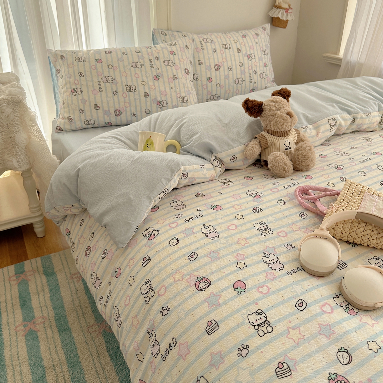 91家纺网 家纺一手货源 找家纺 初念 2025新款敲可爱的奶呼呼云感双层纱简约四件套系列超级治愈~ 切块草莓猫