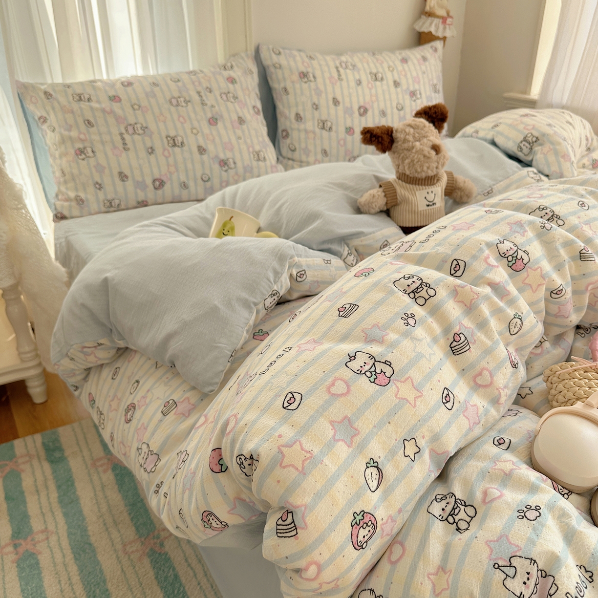 91家纺网 家纺一手货源 找家纺 初念 2025新款敲可爱的奶呼呼云感双层纱简约四件套系列超级治愈~ 切块草莓猫