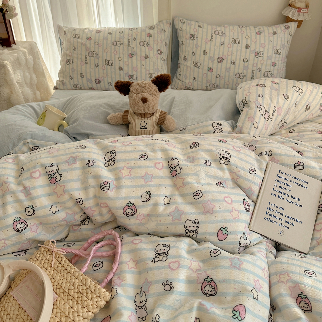 91家纺网 家纺一手货源 找家纺 初念 2025新款敲可爱的奶呼呼云感双层纱简约四件套系列超级治愈~ 切块草莓猫