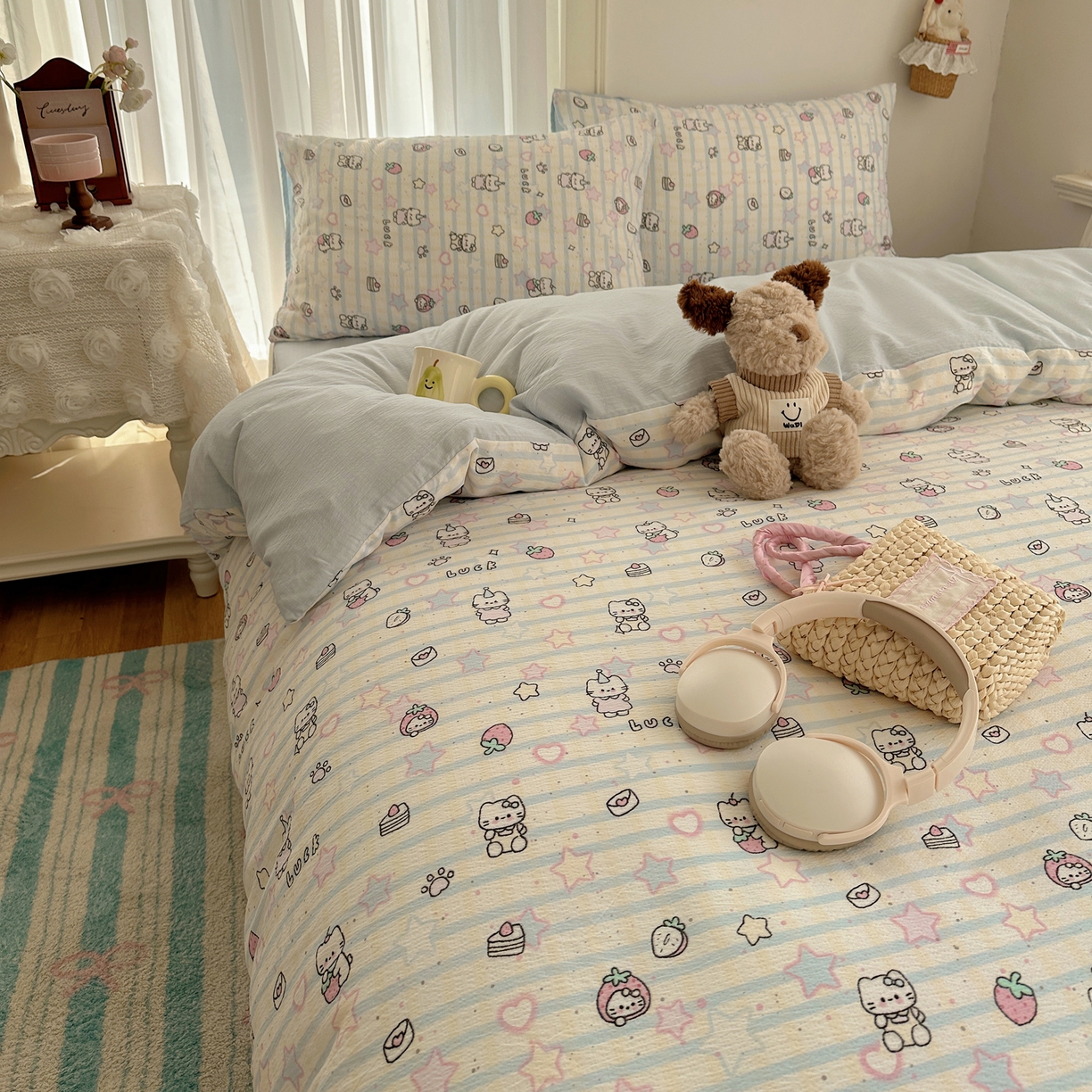 91家纺网 家纺一手货源 找家纺 初念 2025新款敲可爱的奶呼呼云感双层纱简约四件套系列超级治愈~ 切块草莓猫