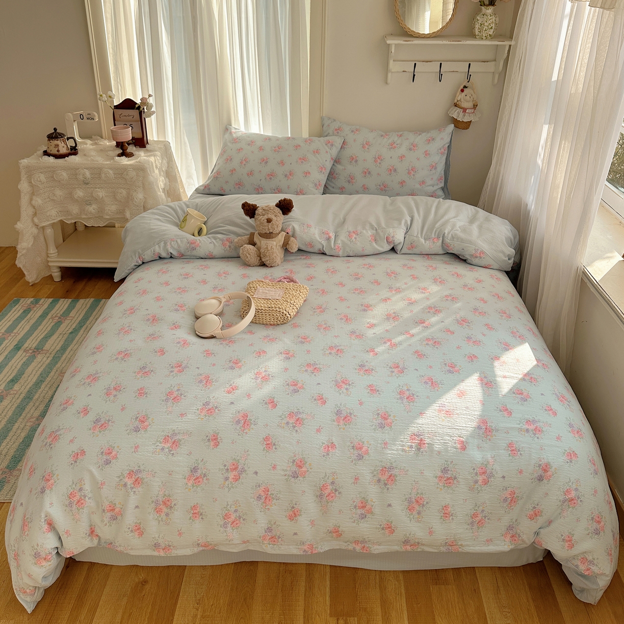 91家纺网 家纺一手货源 找家纺 初念 2025新款敲可爱的奶呼呼云感双层纱简约四件套系列超级治愈~ 清风与雾-蓝