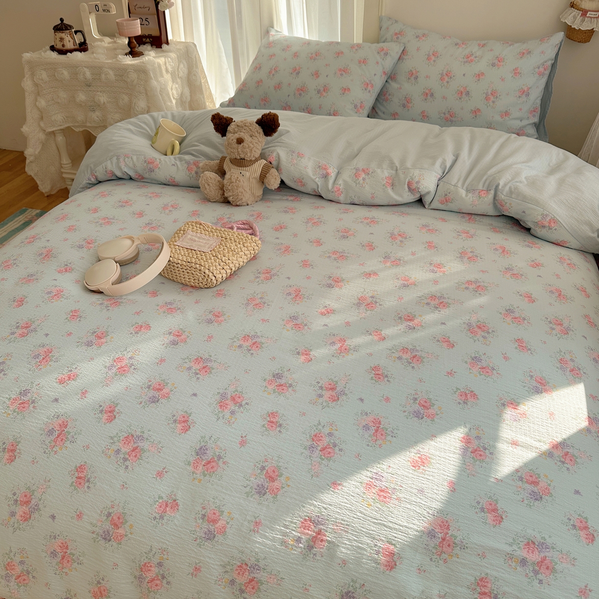 91家纺网 家纺一手货源 找家纺 初念 2025新款敲可爱的奶呼呼云感双层纱简约四件套系列超级治愈~ 清风与雾-蓝