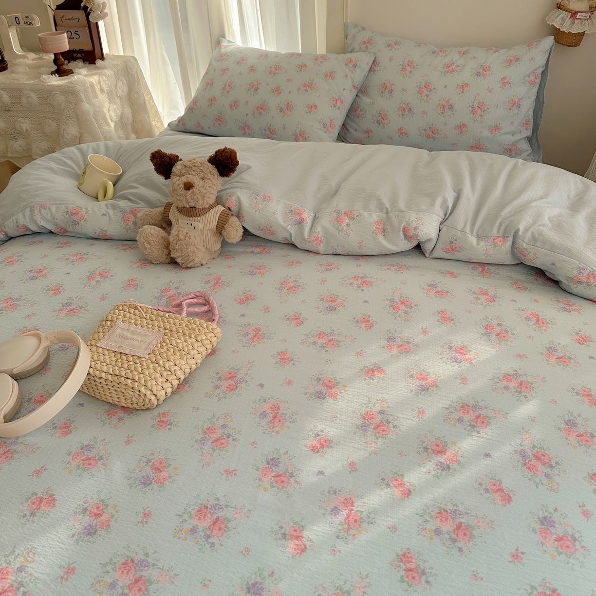 91家纺网 家纺一手货源 找家纺 初念 2025新款敲可爱的奶呼呼云感双层纱简约四件套系列超级治愈~ 清风与雾-蓝