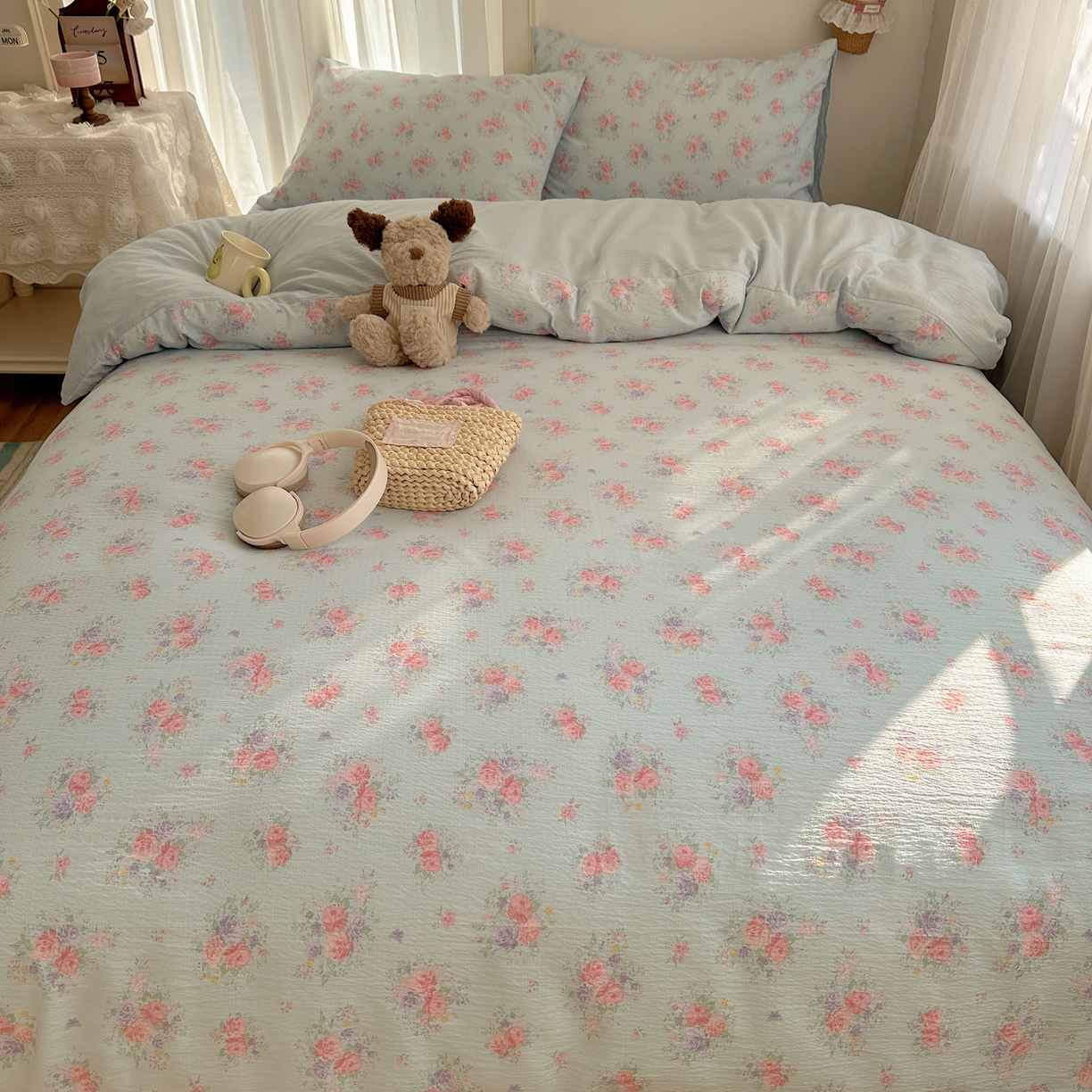 91家纺网 家纺一手货源 找家纺 初念 2025新款敲可爱的奶呼呼云感双层纱简约四件套系列超级治愈~ 清风与雾-蓝