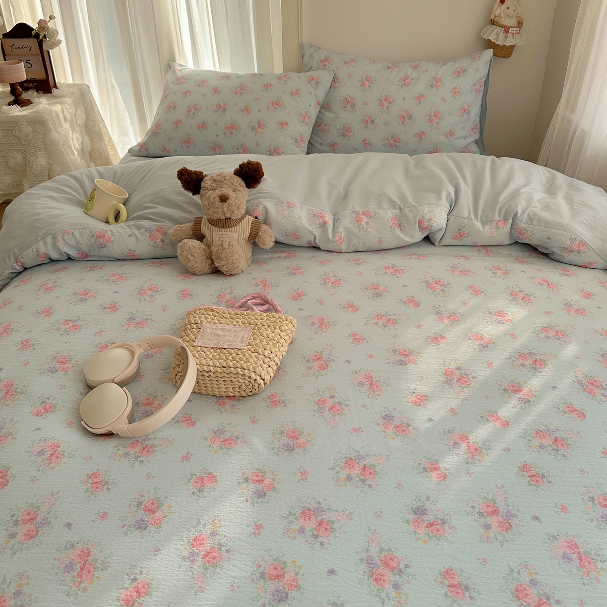 91家纺网 家纺一手货源 找家纺 初念 2025新款敲可爱的奶呼呼云感双层纱简约四件套系列超级治愈~ 清风与雾-蓝