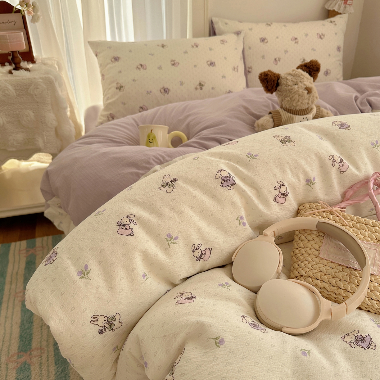 91家纺网 家纺一手货源 找家纺 初念 2025新款敲可爱的奶呼呼云感双层纱简约四件套系列超级治愈~ 裙子小兔