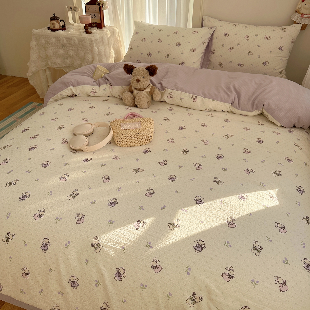 91家纺网 家纺一手货源 找家纺 初念 2025新款敲可爱的奶呼呼云感双层纱简约四件套系列超级治愈~ 裙子小兔