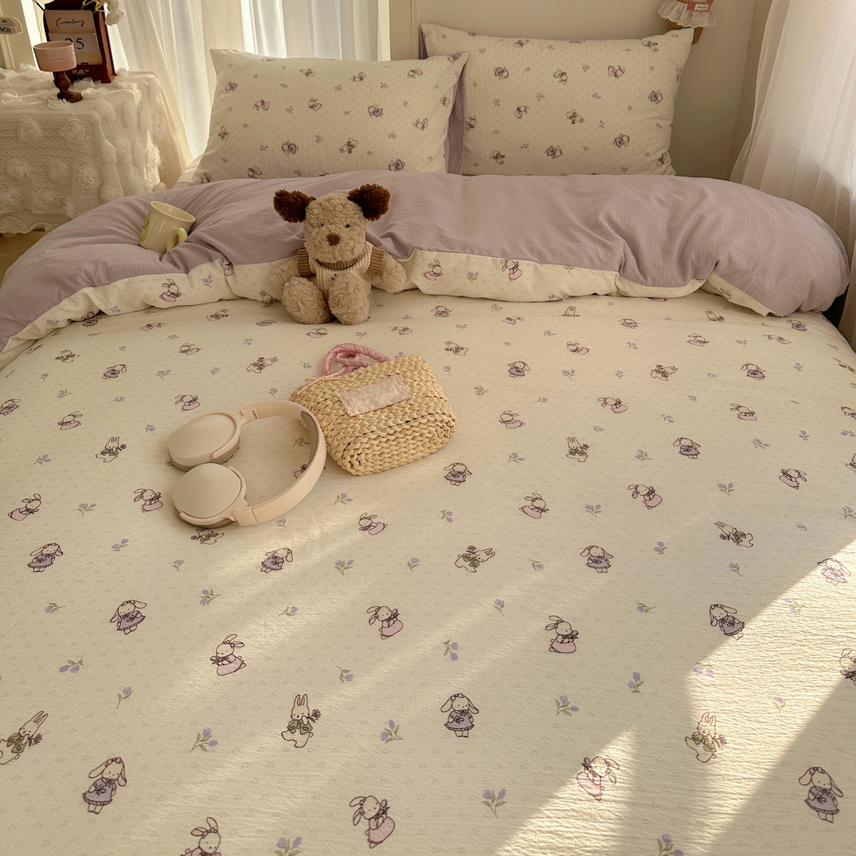 91家纺网 家纺一手货源 找家纺 初念 2025新款敲可爱的奶呼呼云感双层纱简约四件套系列超级治愈~ 裙子小兔