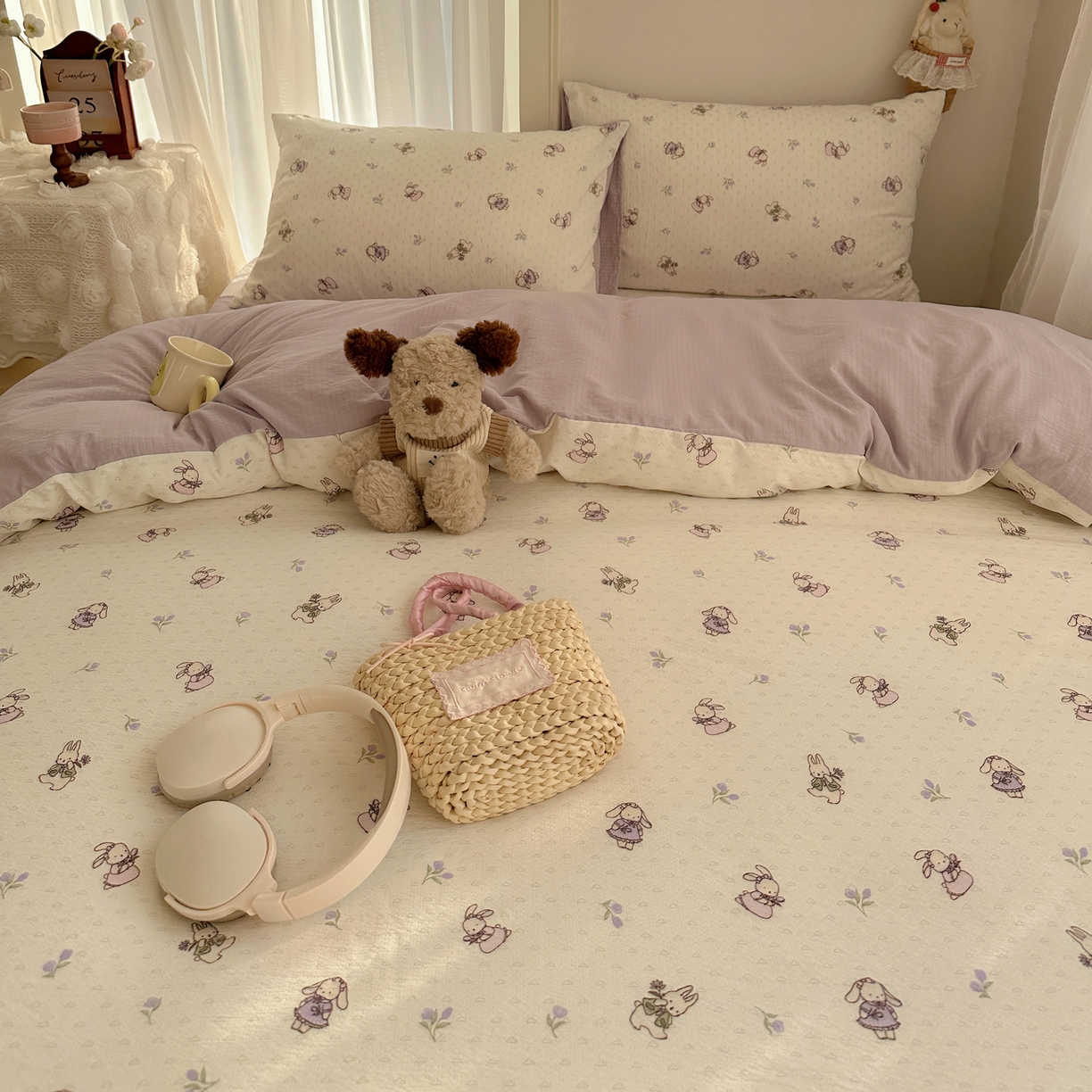 91家纺网 家纺一手货源 找家纺 初念 2025新款敲可爱的奶呼呼云感双层纱简约四件套系列超级治愈~ 裙子小兔