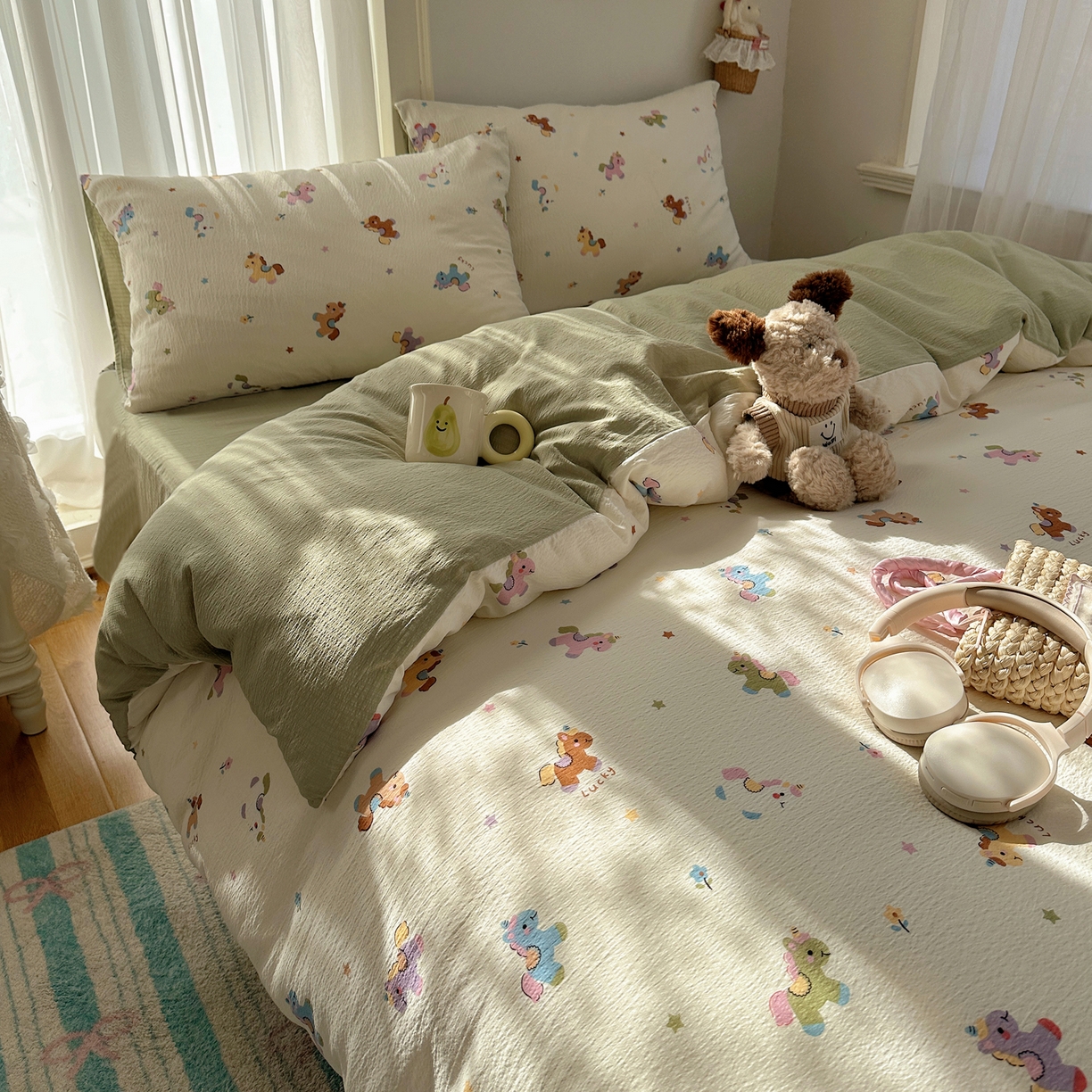 91家纺网 家纺一手货源 找家纺 初念 2025新款敲可爱的奶呼呼云感双层纱简约四件套系列超级治愈~ 童年木马