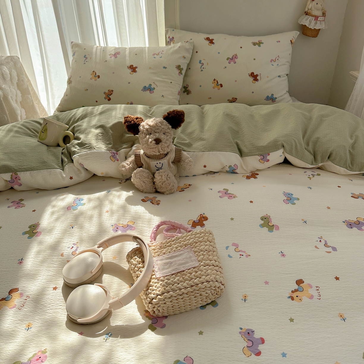 91家纺网 家纺一手货源 找家纺 初念 2025新款敲可爱的奶呼呼云感双层纱简约四件套系列超级治愈~ 童年木马