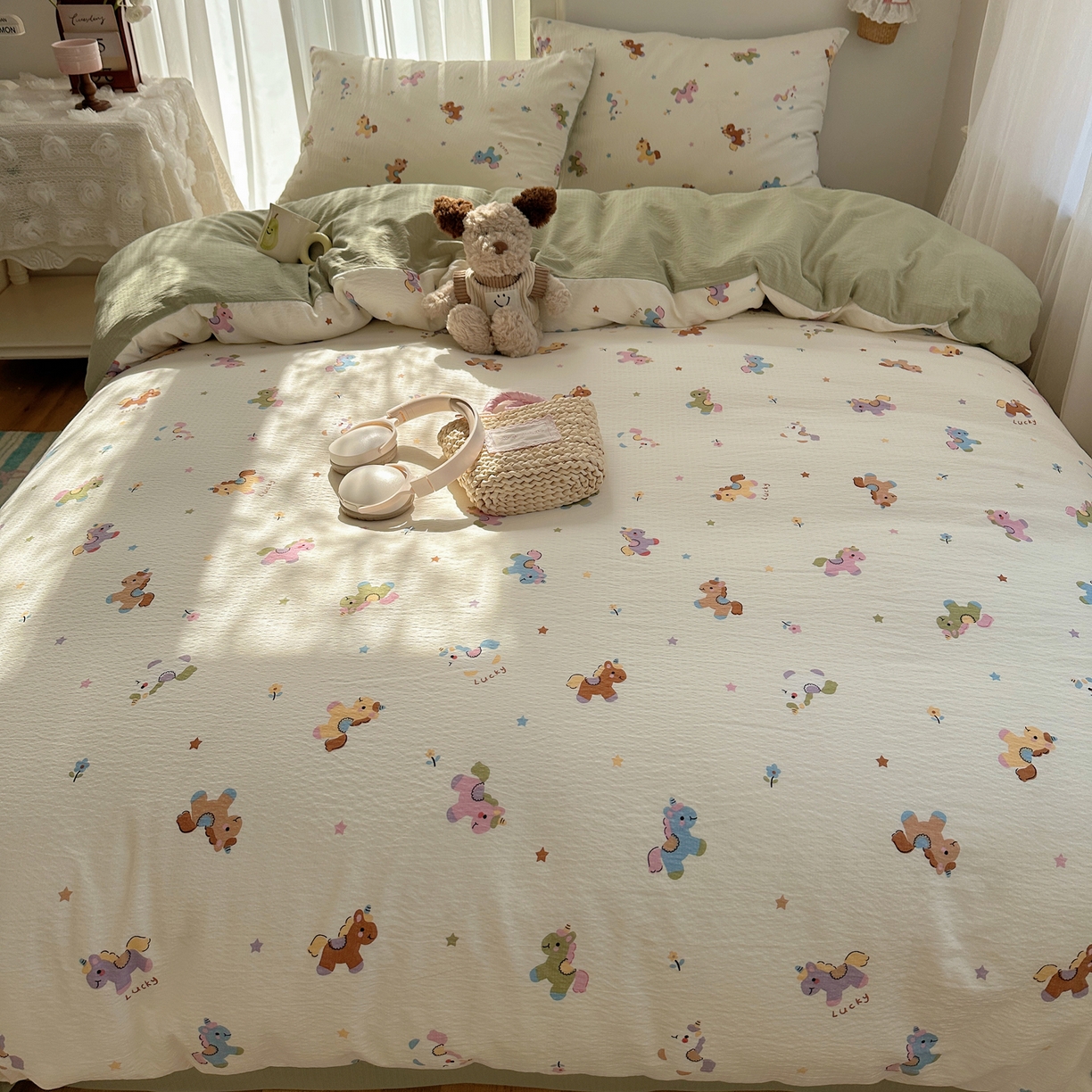 91家纺网 家纺一手货源 找家纺 初念 2025新款敲可爱的奶呼呼云感双层纱简约四件套系列超级治愈~ 童年木马