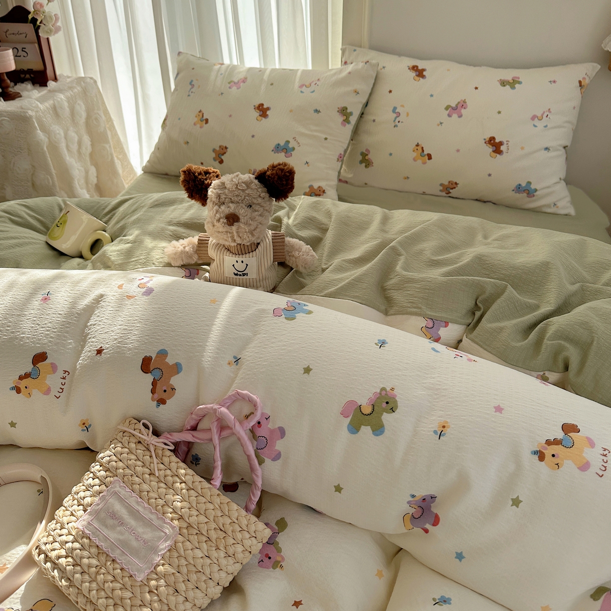 91家纺网 家纺一手货源 找家纺 初念 2025新款敲可爱的奶呼呼云感双层纱简约四件套系列超级治愈~ 童年木马