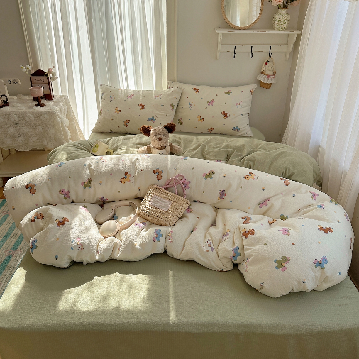 91家纺网 家纺一手货源 找家纺 初念 2025新款敲可爱的奶呼呼云感双层纱简约四件套系列超级治愈~ 童年木马