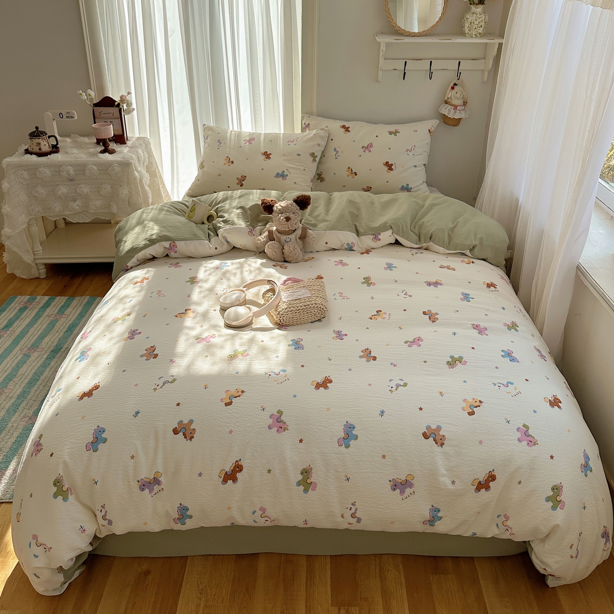 91家纺网 家纺一手货源 找家纺 初念 2025新款敲可爱的奶呼呼云感双层纱简约四件套系列超级治愈~ 童年木马