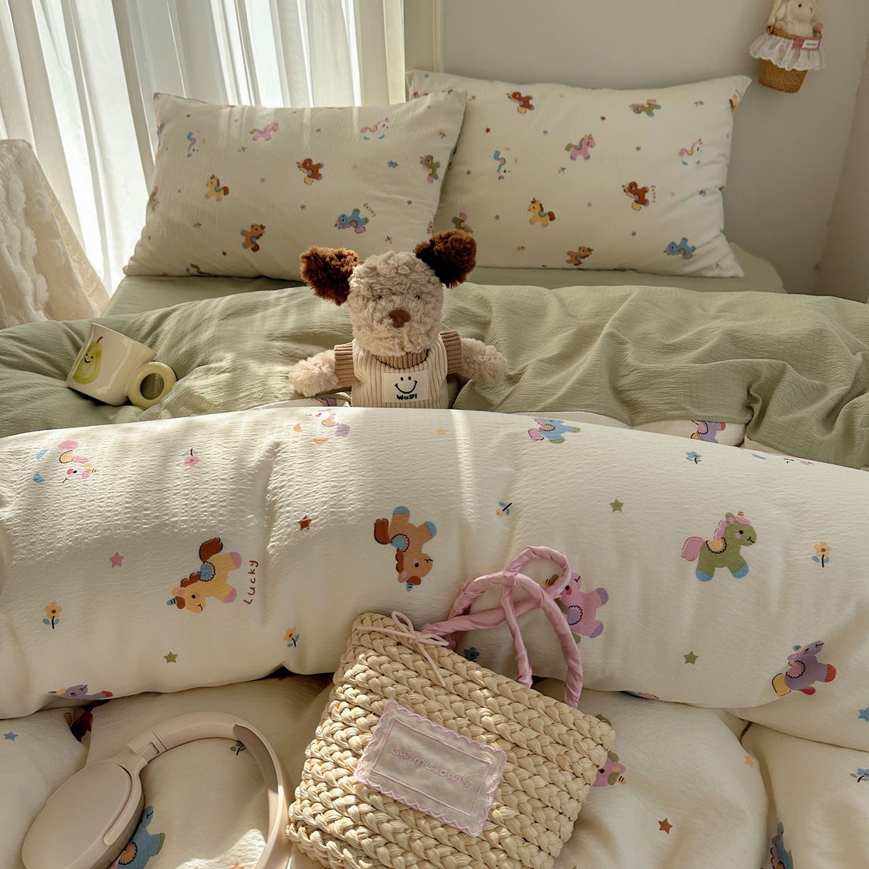 91家纺网 家纺一手货源 找家纺 初念 2025新款敲可爱的奶呼呼云感双层纱简约四件套系列超级治愈~ 童年木马