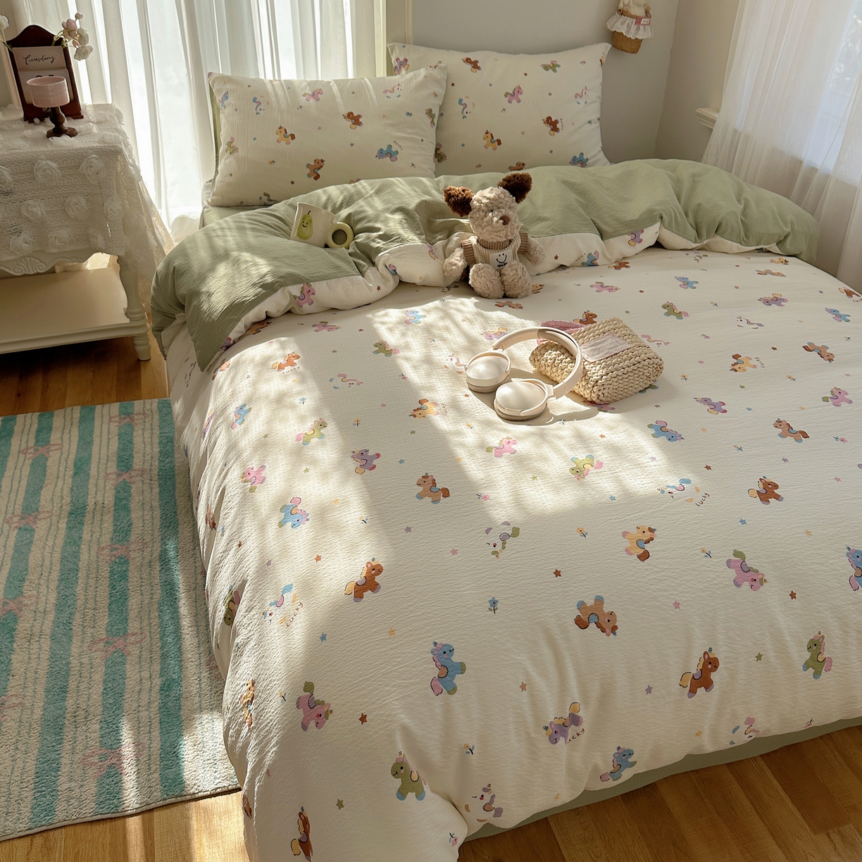 91家纺网 家纺一手货源 找家纺 初念 2025新款敲可爱的奶呼呼云感双层纱简约四件套系列超级治愈~ 童年木马