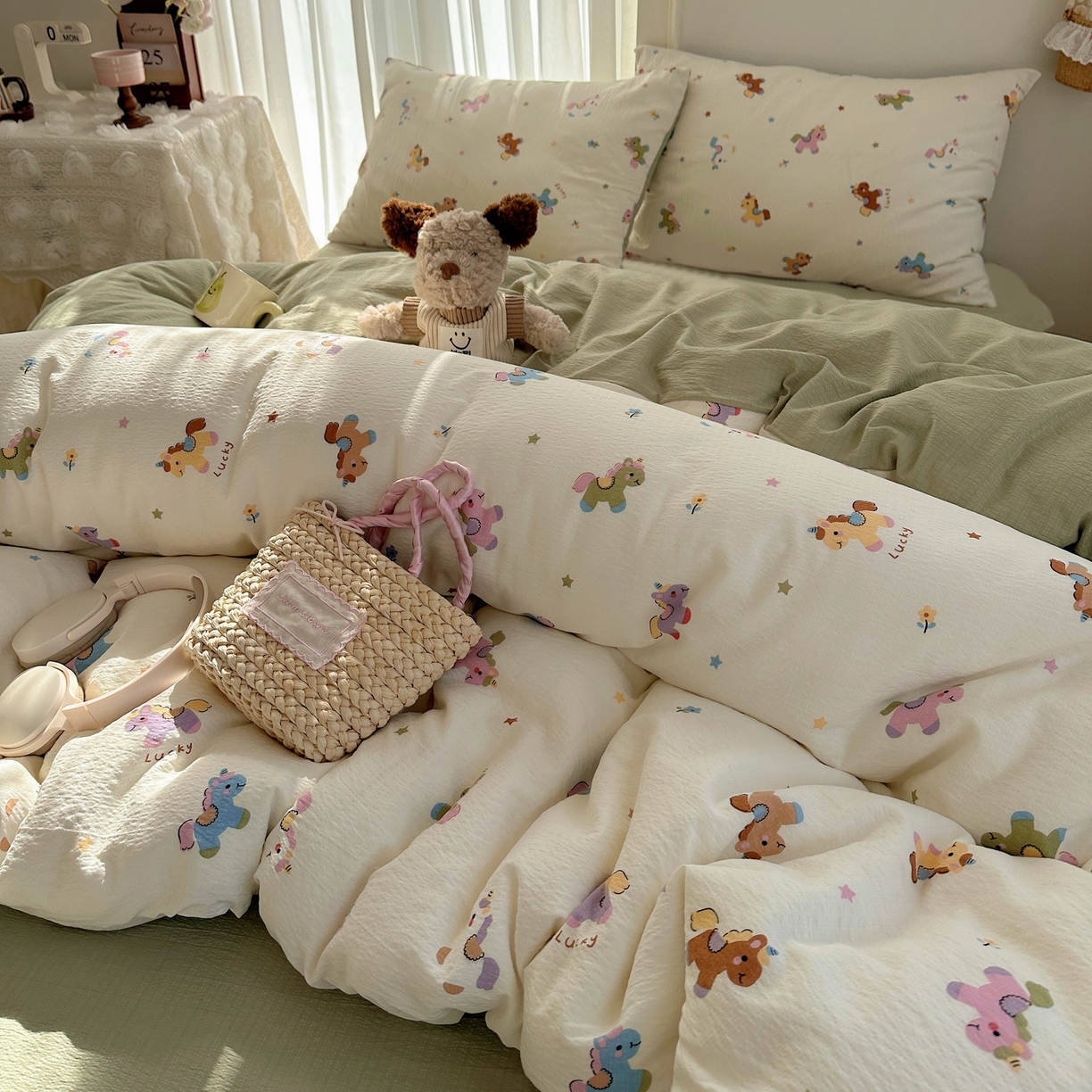 91家纺网 家纺一手货源 找家纺 初念 2025新款敲可爱的奶呼呼云感双层纱简约四件套系列超级治愈~ 童年木马