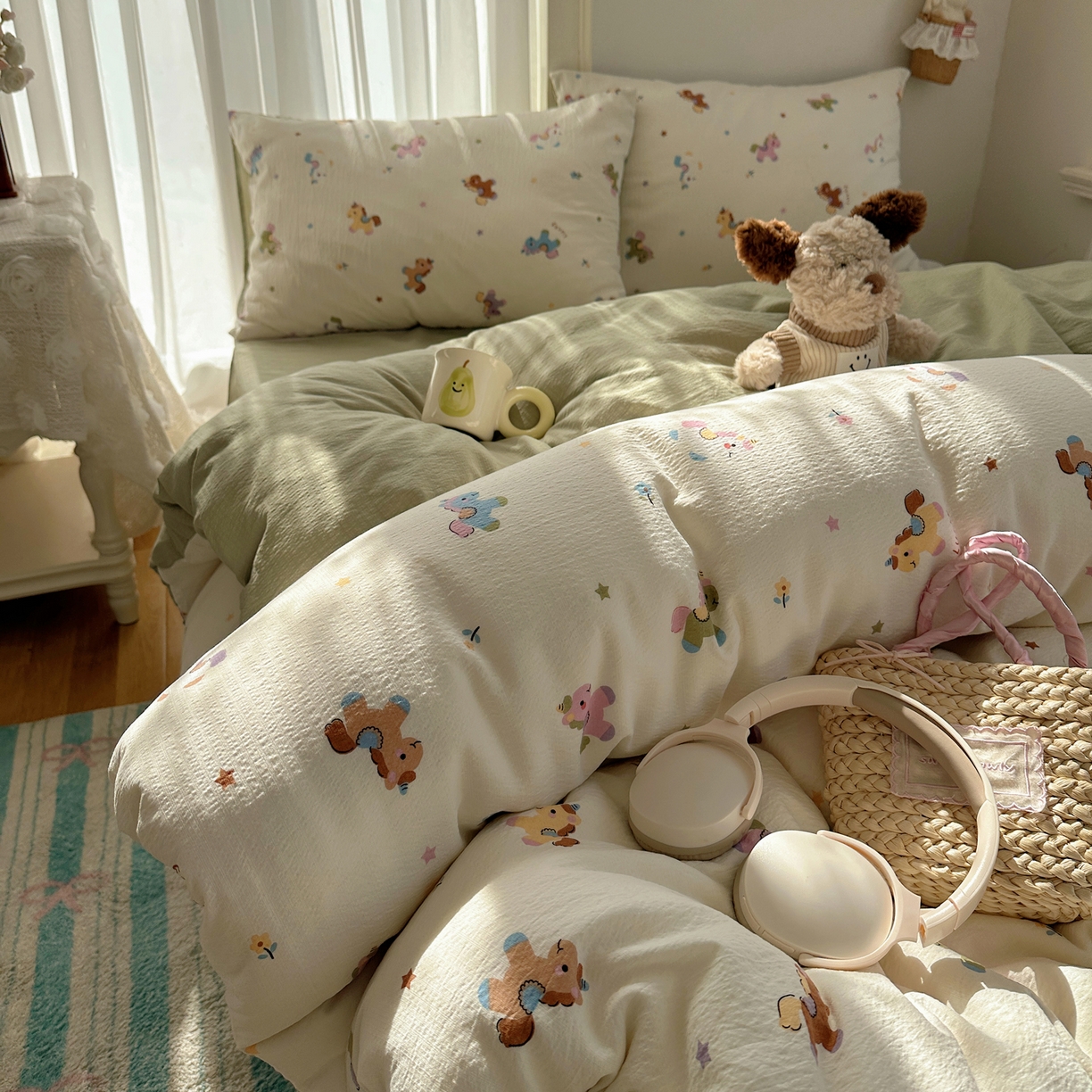 91家纺网 家纺一手货源 找家纺 初念 2025新款敲可爱的奶呼呼云感双层纱简约四件套系列超级治愈~ 童年木马