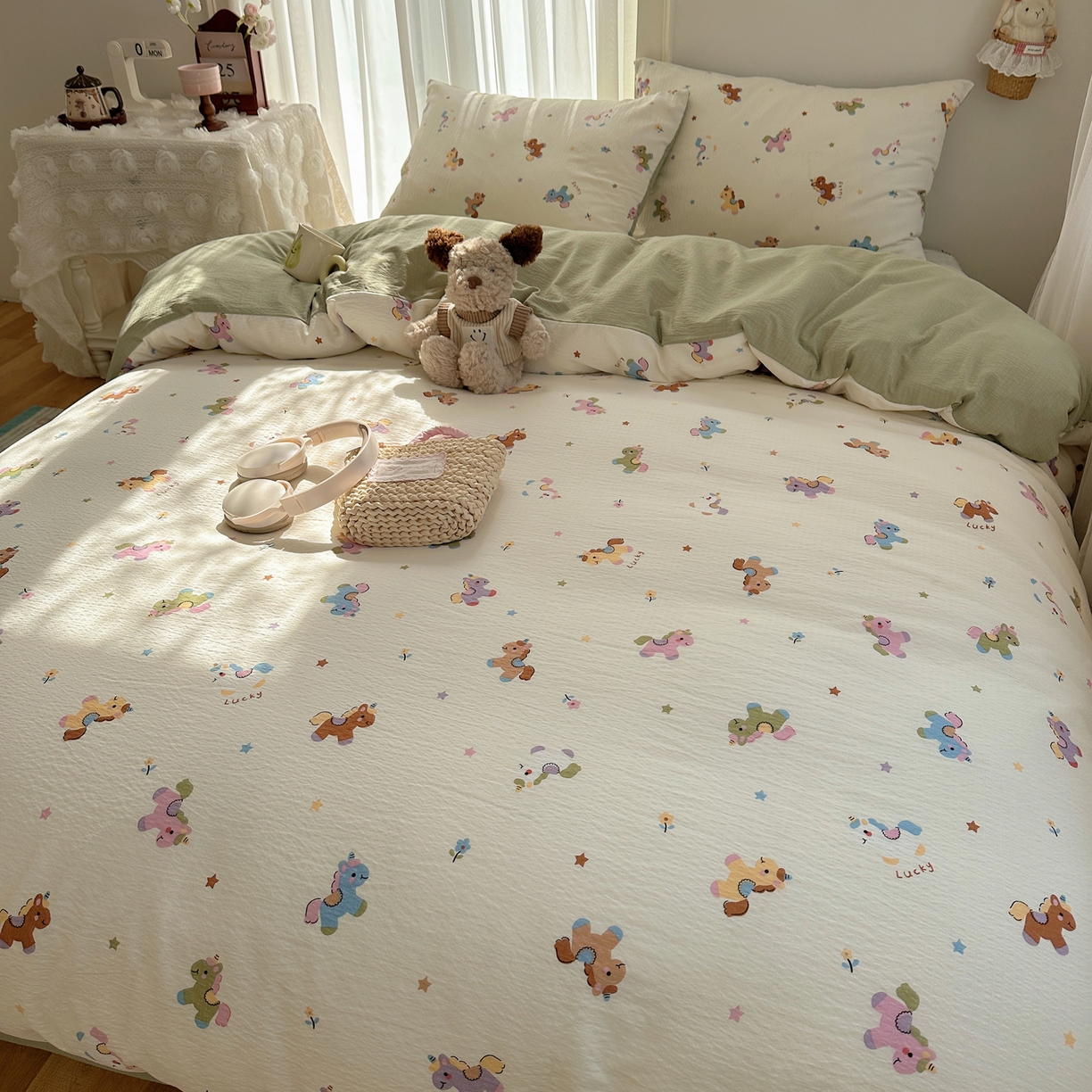 91家纺网 家纺一手货源 找家纺 初念 2025新款敲可爱的奶呼呼云感双层纱简约四件套系列超级治愈~ 童年木马