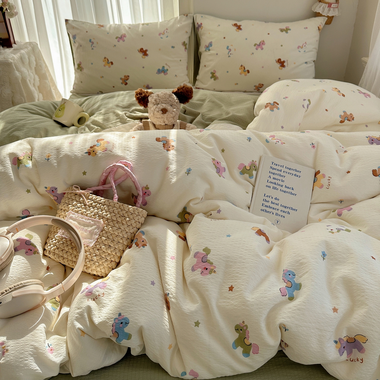 91家纺网 家纺一手货源 找家纺 初念 2025新款敲可爱的奶呼呼云感双层纱简约四件套系列超级治愈~ 童年木马