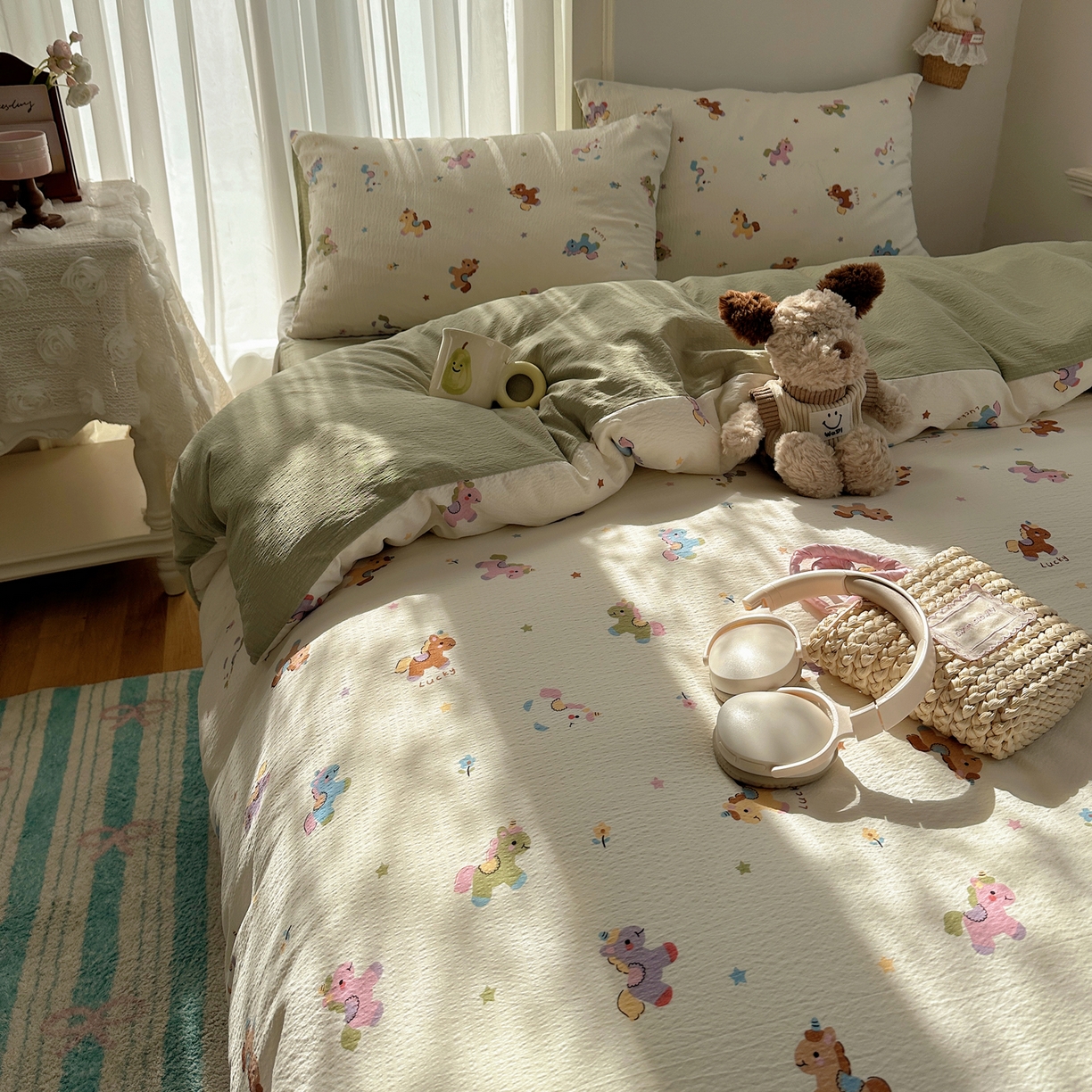 91家纺网 家纺一手货源 找家纺 初念 2025新款敲可爱的奶呼呼云感双层纱简约四件套系列超级治愈~ 童年木马