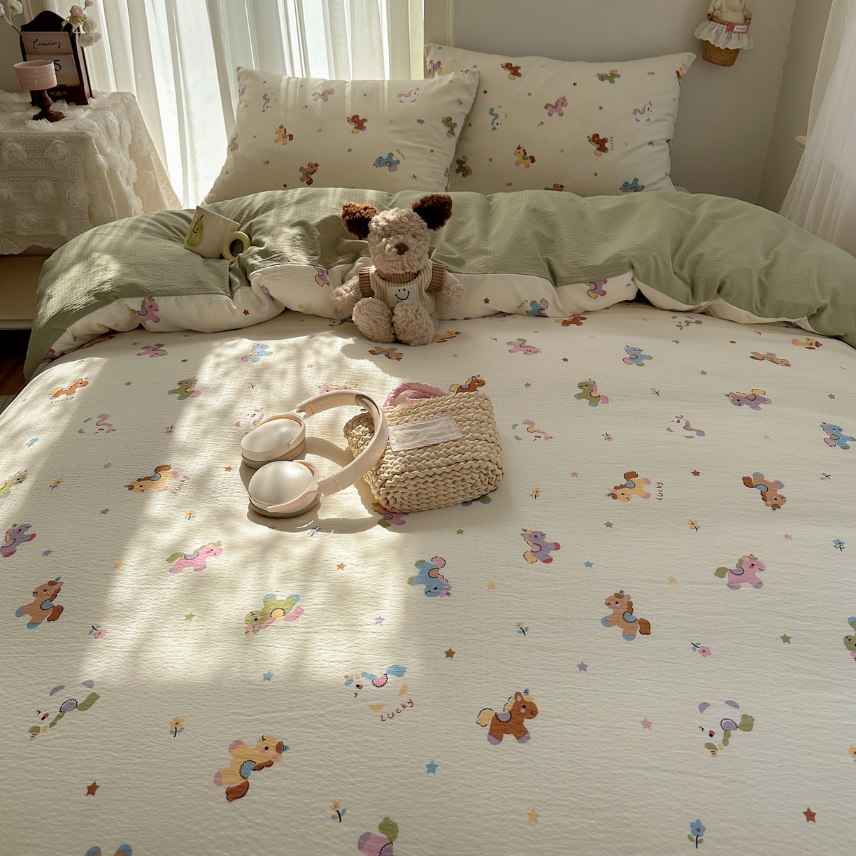 91家纺网 家纺一手货源 找家纺 初念 2025新款敲可爱的奶呼呼云感双层纱简约四件套系列超级治愈~ 童年木马