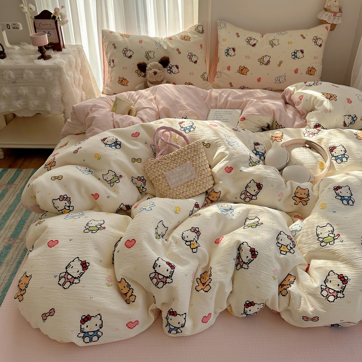 91家纺网 家纺一手货源 找家纺 初念 2025新款敲可爱的奶呼呼云感双层纱简约四件套系列超级治愈~ 像素小猫