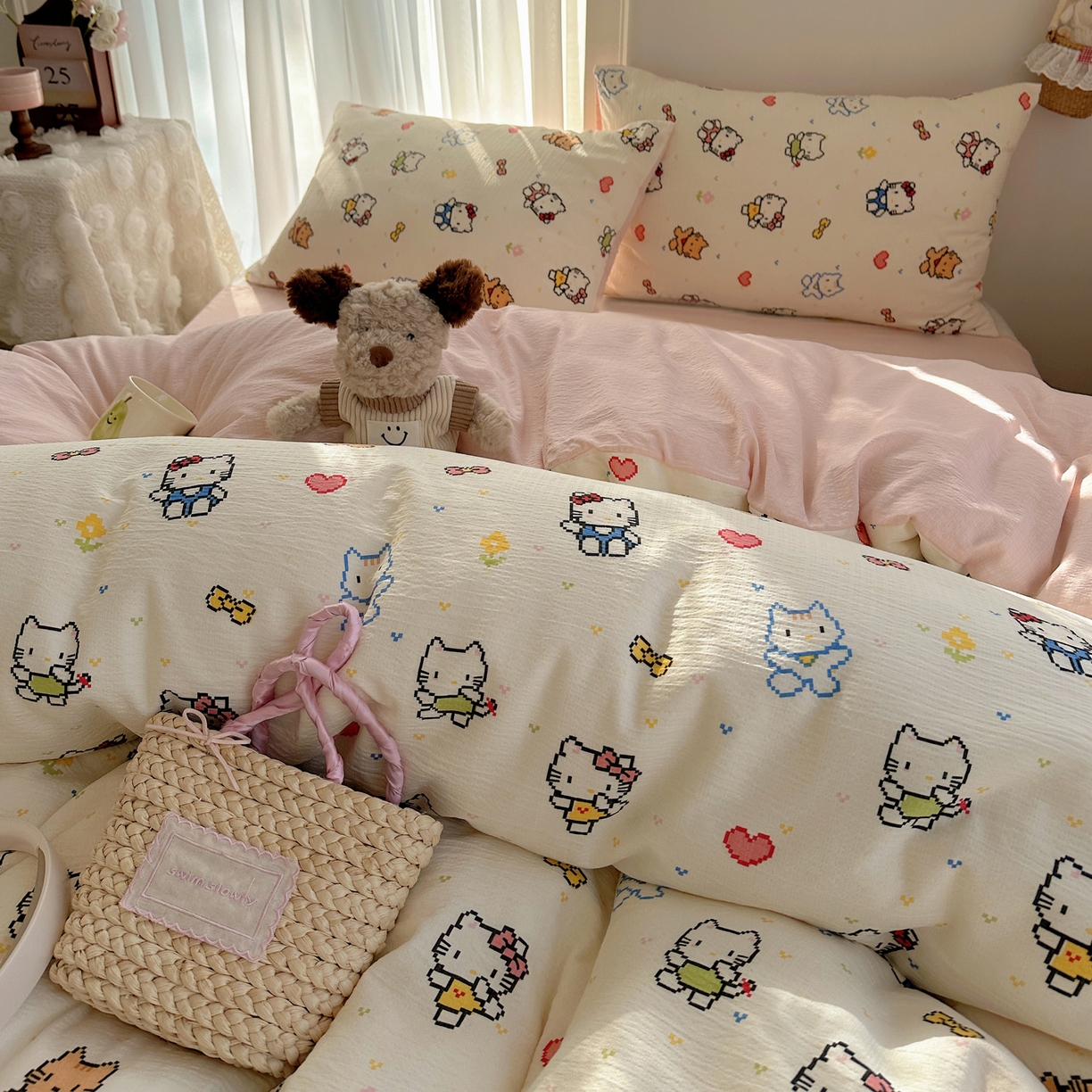 91家纺网 家纺一手货源 找家纺 初念 2025新款敲可爱的奶呼呼云感双层纱简约四件套系列超级治愈~ 像素小猫