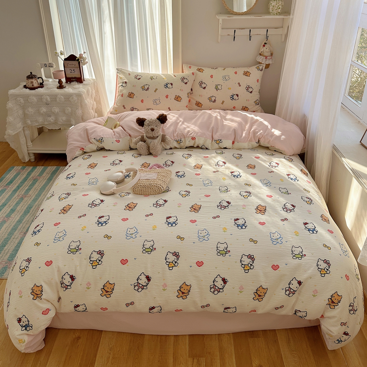 91家纺网 家纺一手货源 找家纺 初念 2025新款敲可爱的奶呼呼云感双层纱简约四件套系列超级治愈~ 像素小猫