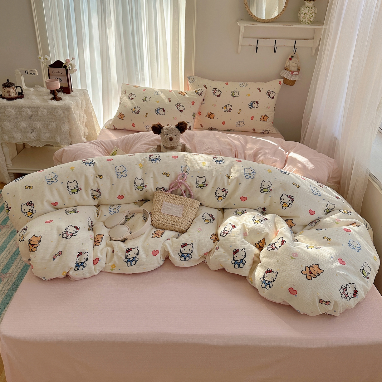 91家纺网 家纺一手货源 找家纺 初念 2025新款敲可爱的奶呼呼云感双层纱简约四件套系列超级治愈~ 像素小猫