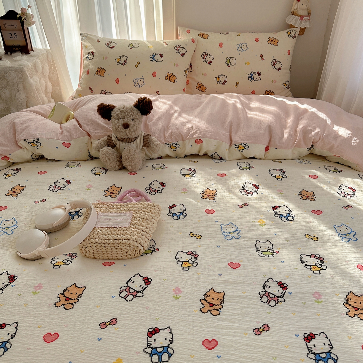 91家纺网 家纺一手货源 找家纺 初念 2025新款敲可爱的奶呼呼云感双层纱简约四件套系列超级治愈~ 像素小猫