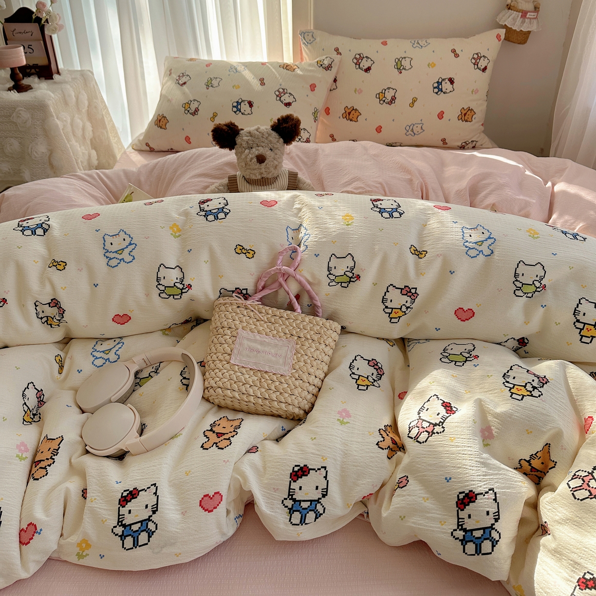 91家纺网 家纺一手货源 找家纺 初念 2025新款敲可爱的奶呼呼云感双层纱简约四件套系列超级治愈~ 像素小猫