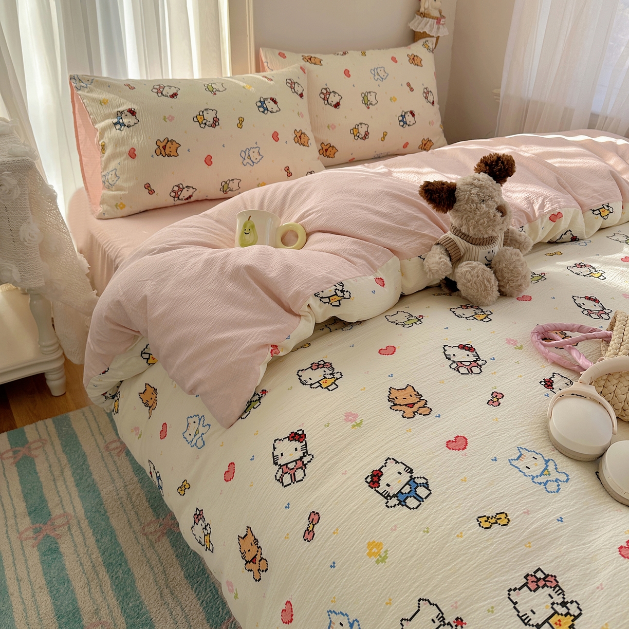 91家纺网 家纺一手货源 找家纺 初念 2025新款敲可爱的奶呼呼云感双层纱简约四件套系列超级治愈~ 像素小猫