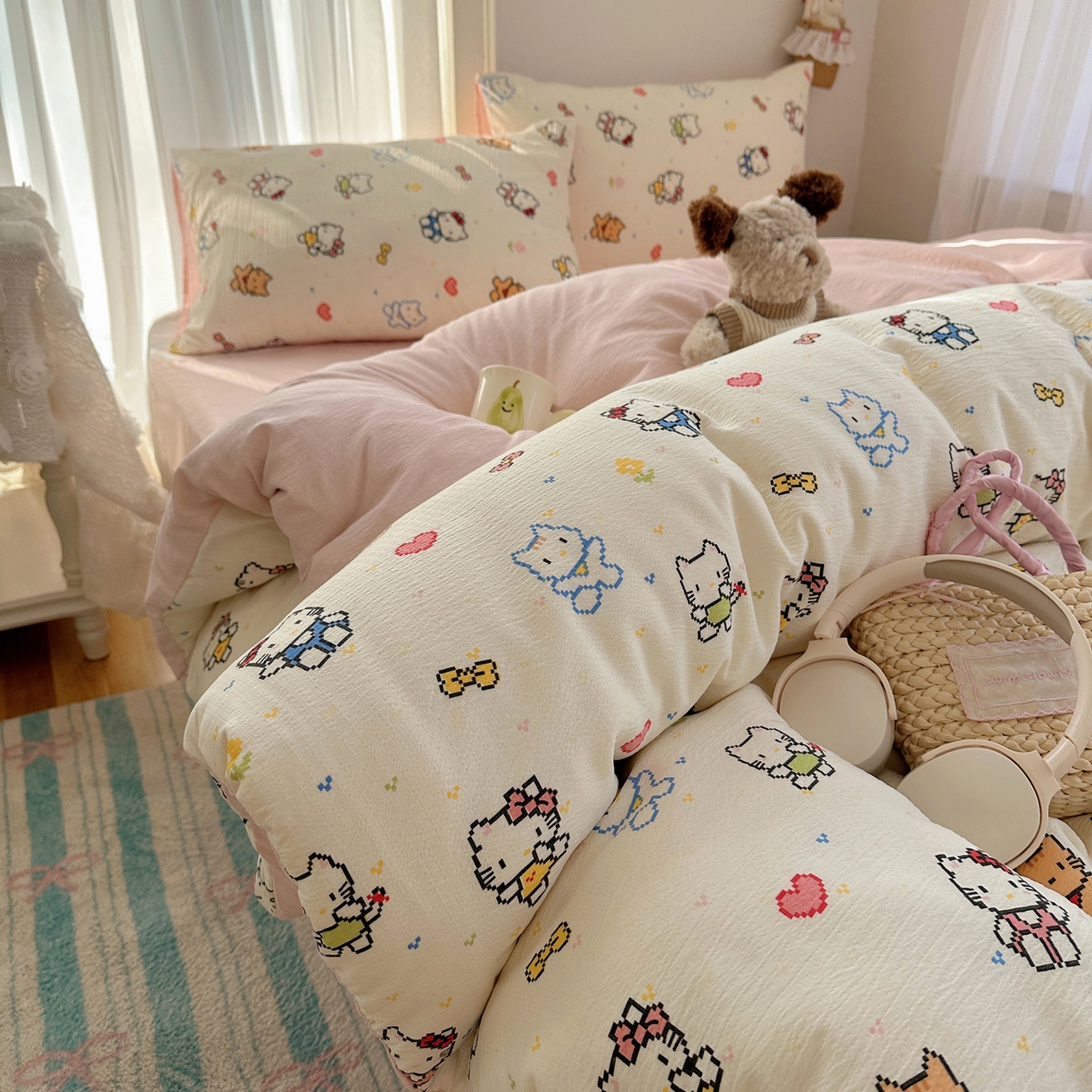 91家纺网 家纺一手货源 找家纺 初念 2025新款敲可爱的奶呼呼云感双层纱简约四件套系列超级治愈~ 像素小猫