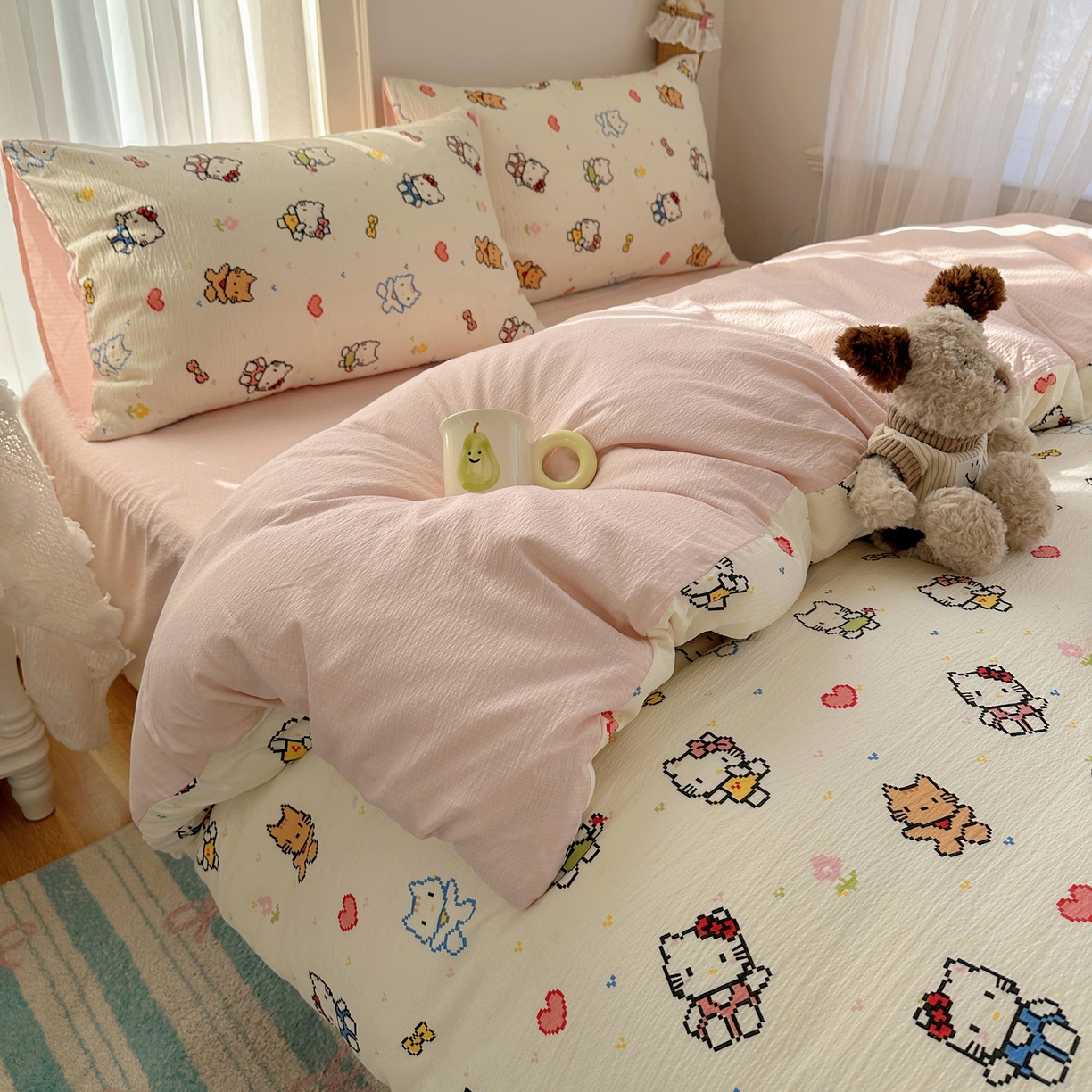 91家纺网 家纺一手货源 找家纺 初念 2025新款敲可爱的奶呼呼云感双层纱简约四件套系列超级治愈~ 像素小猫