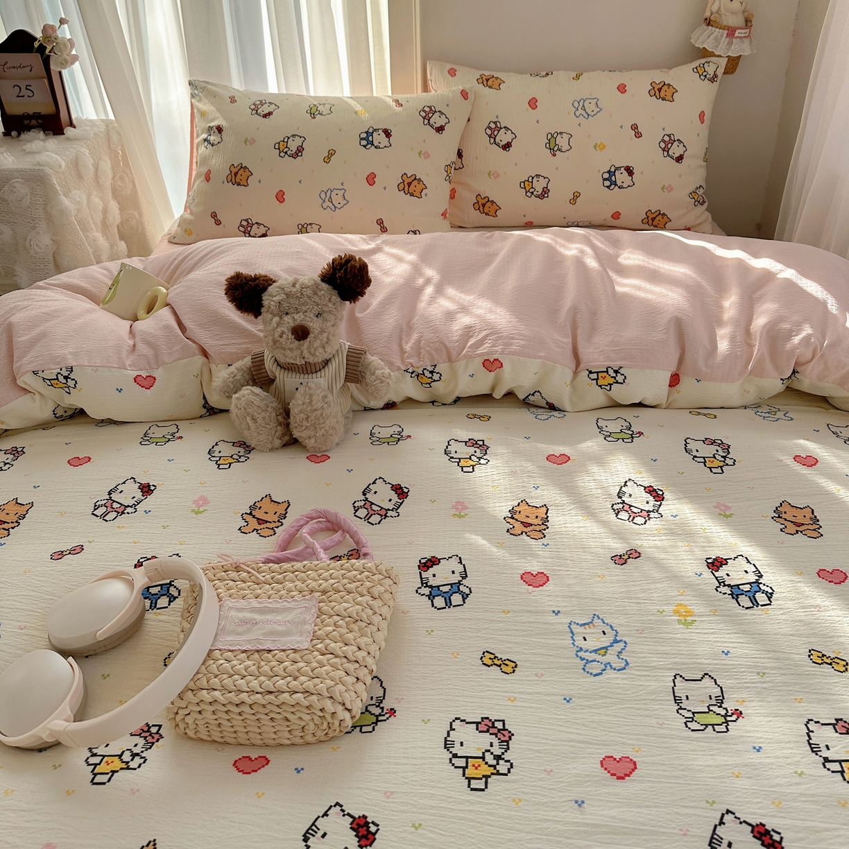 91家纺网 家纺一手货源 找家纺 初念 2025新款敲可爱的奶呼呼云感双层纱简约四件套系列超级治愈~ 像素小猫