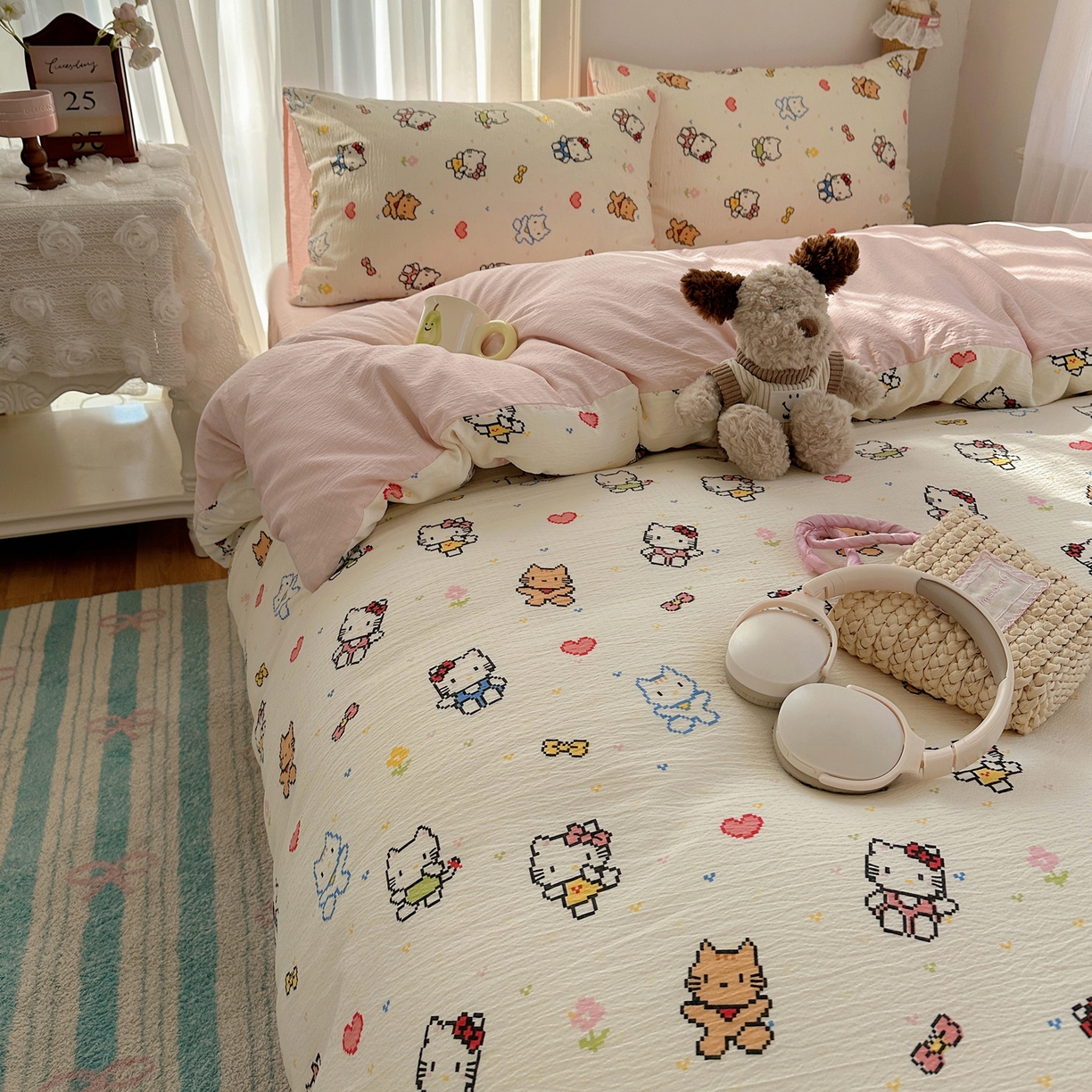 91家纺网 家纺一手货源 找家纺 初念 2025新款敲可爱的奶呼呼云感双层纱简约四件套系列超级治愈~ 像素小猫